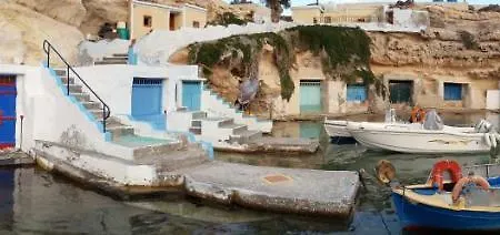 Katerina Konukevi Adamantas (Milos)